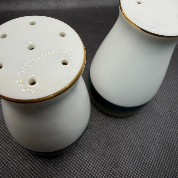Vintage Noritake Legacy Salt & Pepper Shakers Green Gold Trim Japan - Picture 8 of 8